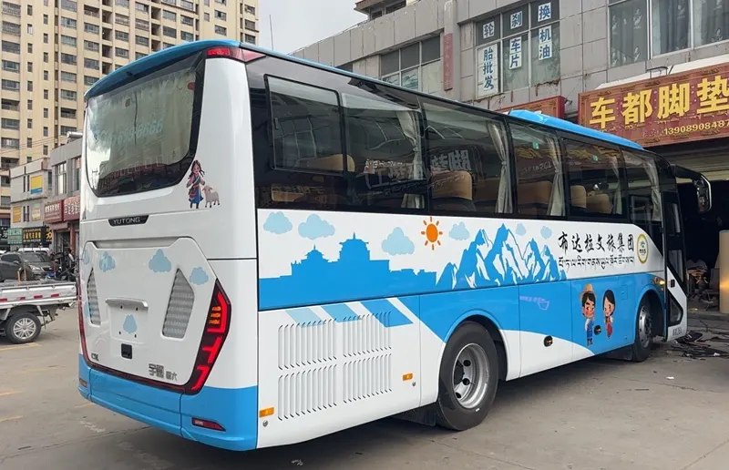 26座宇通大巴后视图