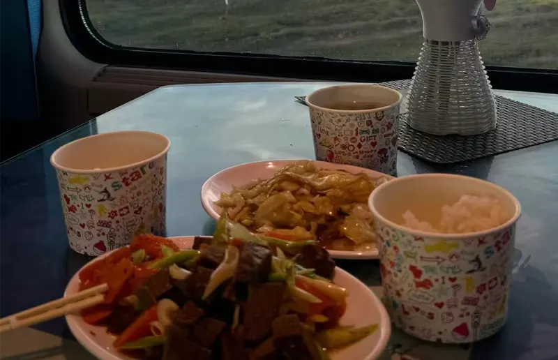 西藏火车美食指南：在哪里吃什么以及餐费