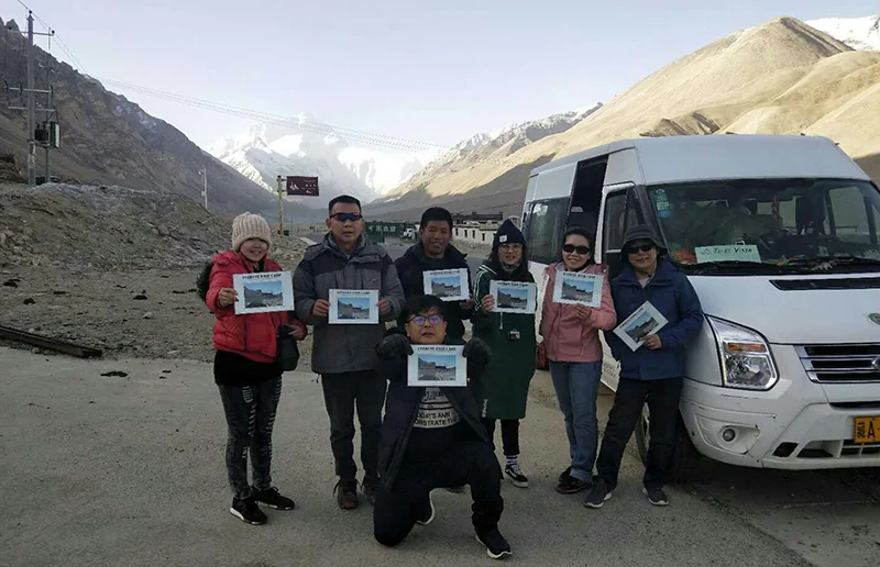 西藏旅游车辆：14座福特全顺旅游车