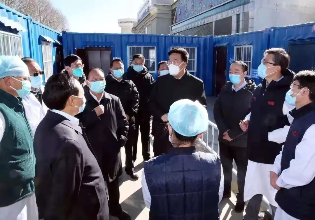 2月3日在自治区人民医院发热门诊，自治区党委书记吴英杰、自治区主席齐扎拉检查疫情防控工作，察看预检分诊流程。