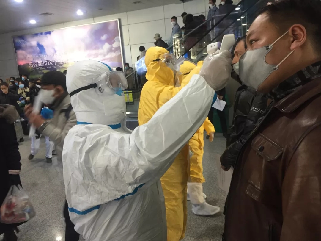 根据疫情防控工作要求，我区对区内5个机场所有进出港旅客进行体温检测。