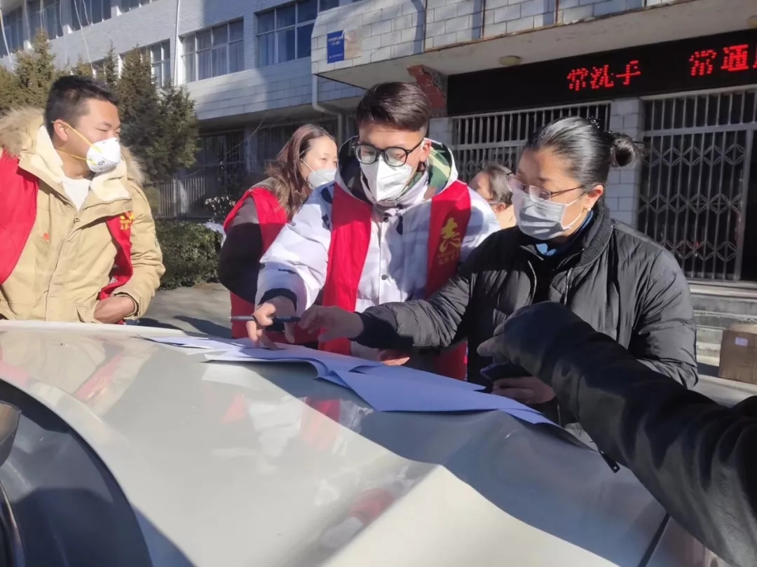 拉萨市志愿者在社区开展志愿服务