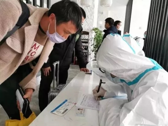 林芝市志愿者在做进藏人员统计工作