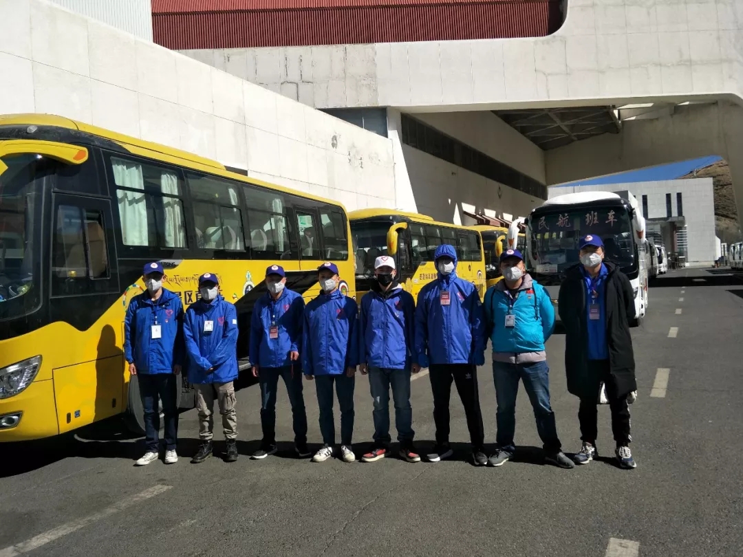 拉萨市青年志愿者在贡嘎机场开展志愿服务