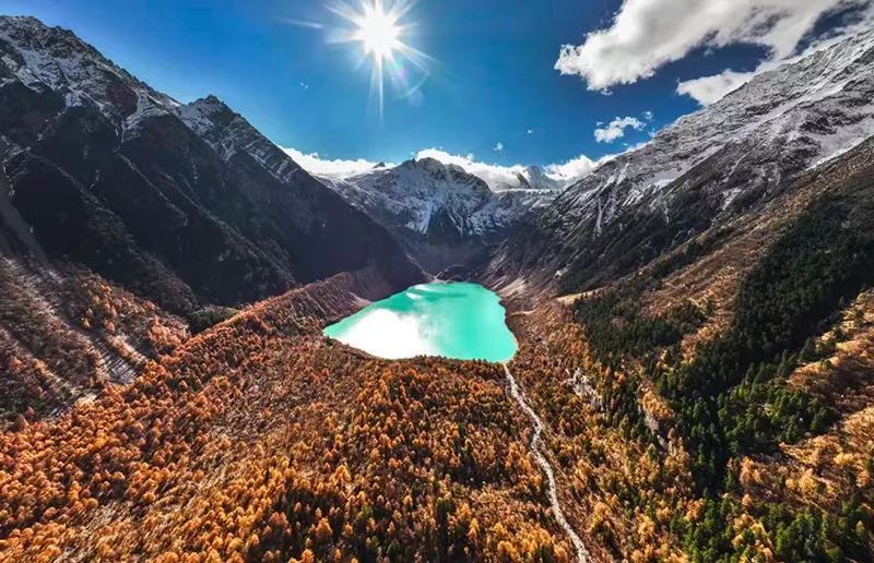 林芝彩林与雪山