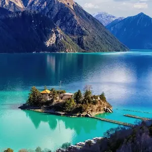 巴松措湖心岛