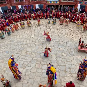 与当地藏民一起跳舞