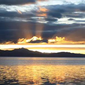 玛旁雍措湖旁看日出