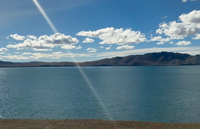 怎么去拉萨最合适？2026西藏旅游交通深度测评与“飞进铁出”攻略