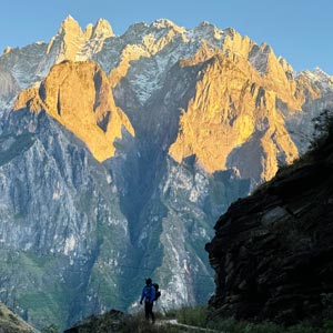 徒步中看到的雪山